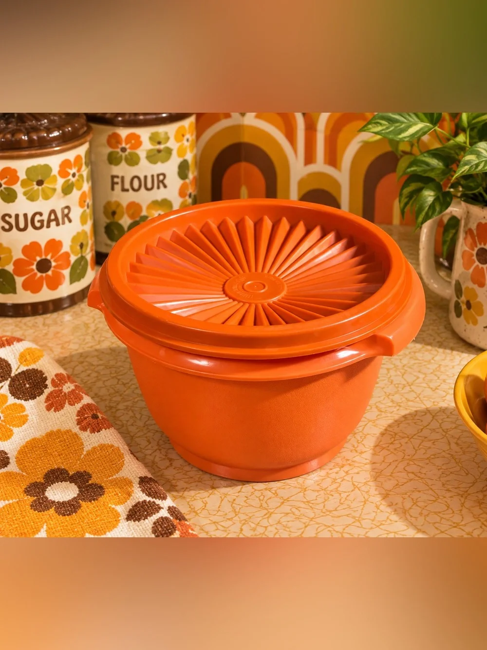 Vintage Tupperware Harvest Orange Servalier Bowl #886-20 With Starburst Lid USA